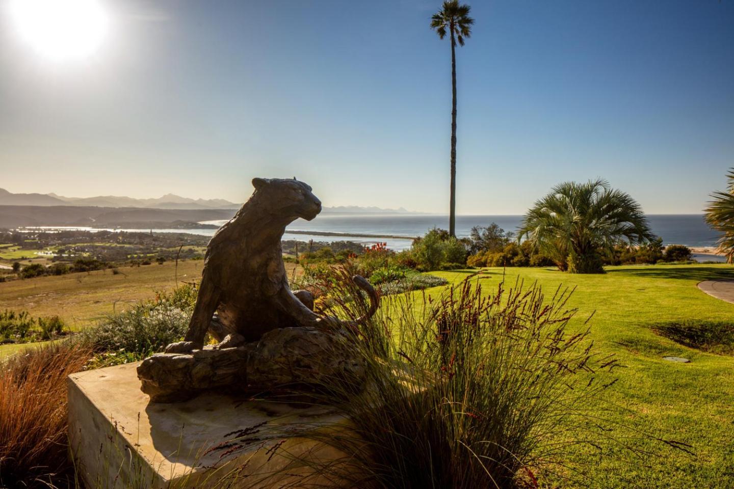 Sky Villa Boutique Hotel By Raw Africa Collection Plettenberg Bay Dış mekan fotoğraf The Bobcat statue at the entrance of the school
