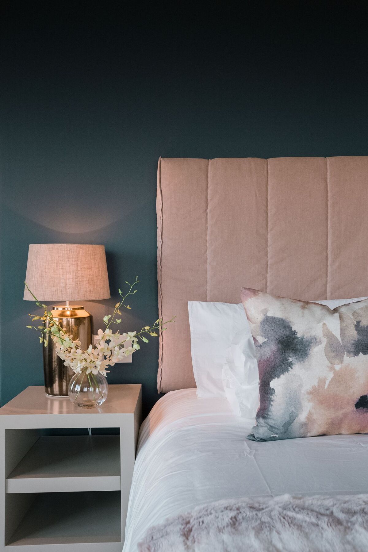 Sky Villa Boutique Hotel By Raw Africa Collection Plettenberg Bay Dış mekan fotoğraf A bedroom with a bed and a bedside table